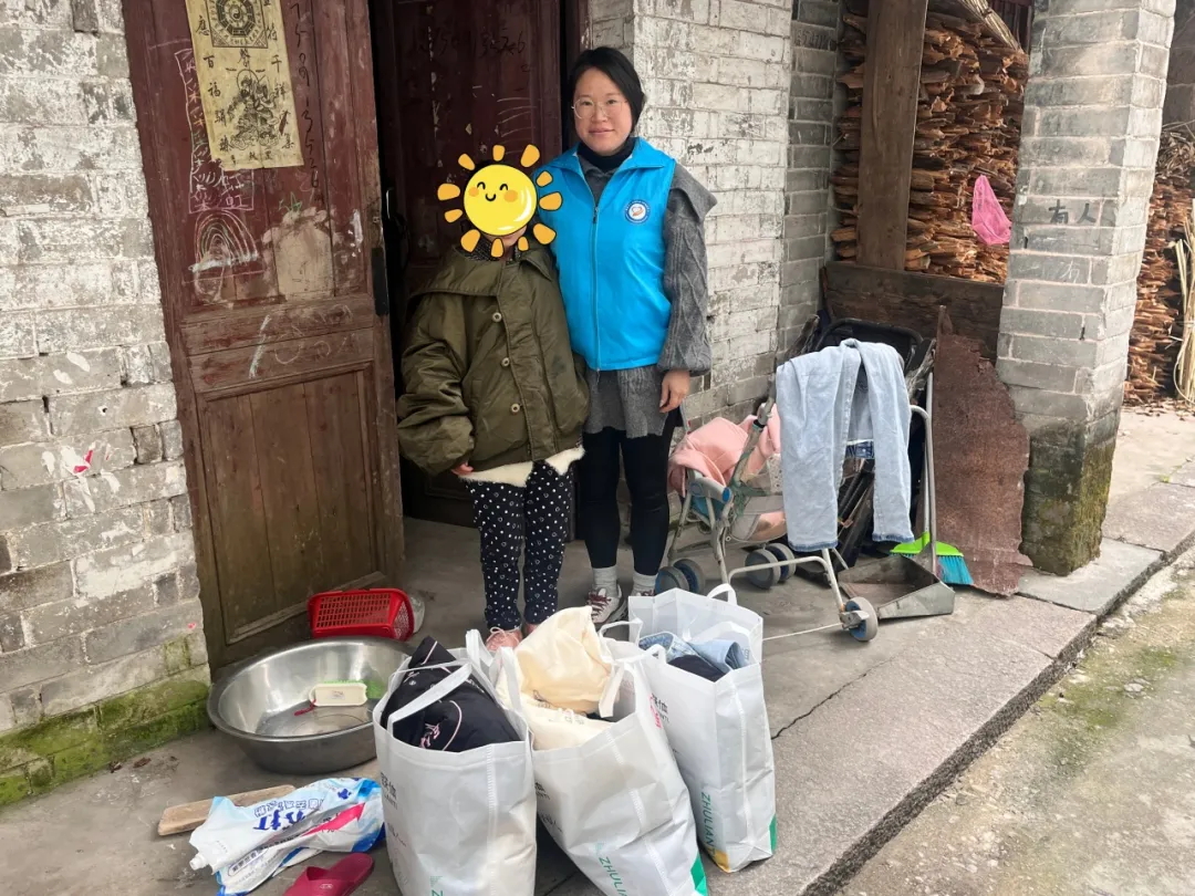 龙西乡社工站携手尊龙凯时-人生就是搏中国官方网站电气沈总举办了“向善而行，衣旧暖心“旧衣捐赠活动，